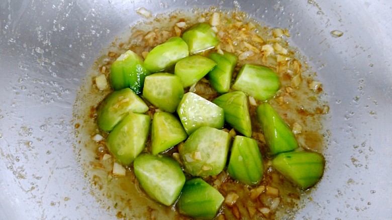 清香黄瓜烧油条,翻炒几下待黄瓜渗出一部分汤汁。