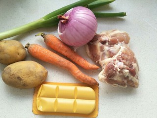 鸡肉咖喱饭,准备食材:土豆两个，鸡腿两块，咖喱，圆葱头，葱，胡萝卜。