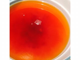 红枣椰奶糕,过滤红枣，盛出红枣汤……色泽可谓是光鲜亮丽哦！原来这就是正宗的枣红色噢！哈哈