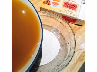 红枣椰奶糕,将搅拌均匀的红枣椰浆汤，缓慢的加入到马蹄粉中，可边添加边用筷子搅拌！让马蹄粉彻底的融化在汤汁中……