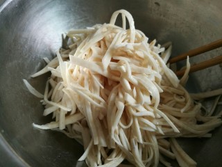 爆炒芋头丝,加了盐的芋头丝，用筷子翻匀，静置2小时。一定不要直接用手接触哦。