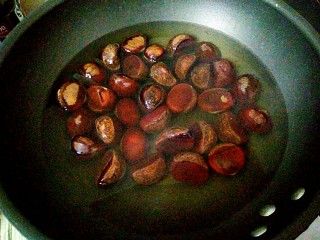 栗子香菇鸡煲,锅里放水，放盐，烧开，倒入栗子煮5分钟