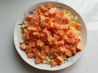 椒盐红薯玉米粒,把切好的红薯丁一起放入玉米中；