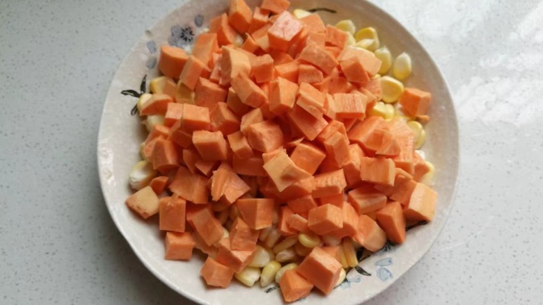 椒盐红薯玉米粒,把切好的红薯丁一起放入玉米中；