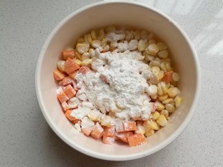 椒盐红薯玉米粒,淀粉，面粉按1:1的比例加入玉米粒与红薯粒中；