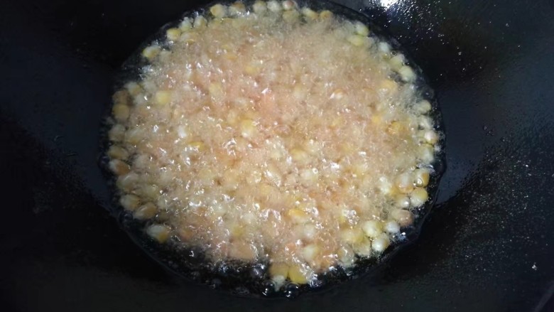 椒盐红薯玉米粒,锅中入适量油，七成热时下入玉米粒和红薯粒中小火炸制；