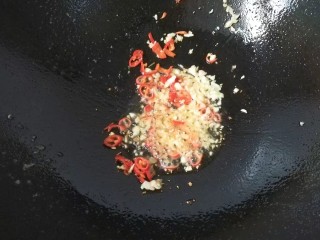 椒盐红薯玉米粒,锅中留少许底油，下蒜末和红椒末煸炒出香味；