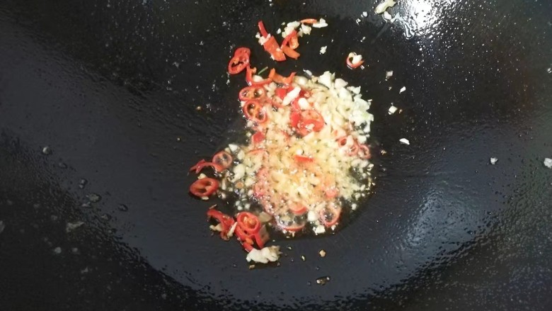 椒盐红薯玉米粒,锅中留少许底油，下蒜末和红椒末煸炒出香味；