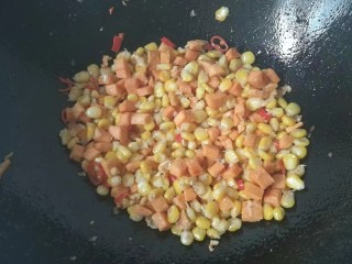 椒盐红薯玉米粒,倒入玉米粒和红薯粒大火翻炒均匀；
