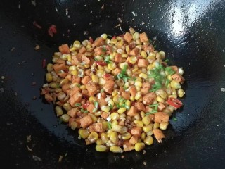 椒盐红薯玉米粒,接着依次调入少许盐，胡椒，鸡精，生抽和葱花快速炒匀即可出锅。