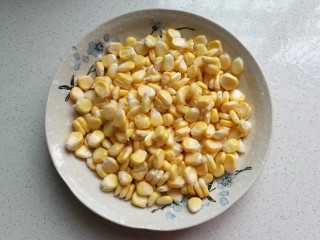 椒盐红薯玉米粒,新鲜玉米一个掰成玉米粒；