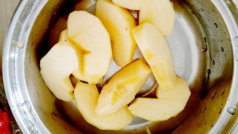 自制小零食――零添加山楂卷。,苹果去皮去核，再切成小块