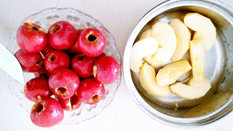 自制小零食――零添加山楂卷。,处理好的苹果和山楂，再清洗干净