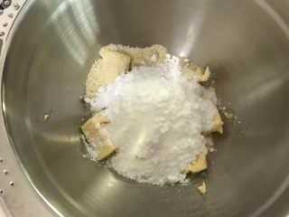伯爵饼干,糖粉和杏仁粉过筛加入，用刮刀压拌至被黄油充分吸收