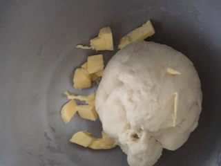 日式夹馅面包,等揉成比较光滑的面团后，加入软化的黄油继续揉面