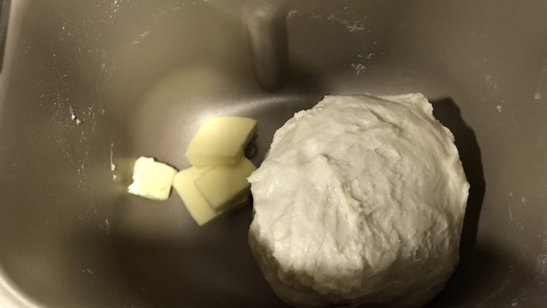 苹果玫瑰吐司,一个揉面程序结束后加入黄油，继续一个揉面程序