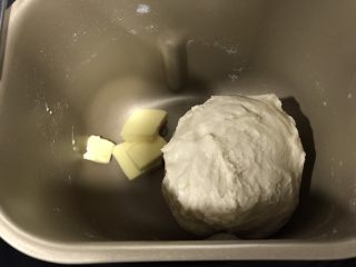 大理石纹吐司,一个揉面程序结束后加入黄油，继续一个揉面程序