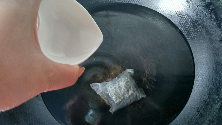 清蒸大闸蟹,锅中放入清水，将紫苏包放入锅中，并倒入白酒。