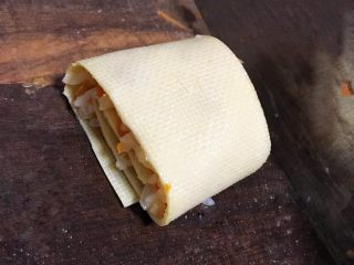 香脆黄金豆皮卷,卷好后，去掉两端，用菜刀切成3厘米左右的段