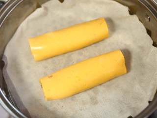 南瓜豆沙糯米卷,蒸锅内倒入水烧到上汽后用蒸笼将南瓜卷蒸熟（大概20分钟，需要在底部垫一张烘焙纸防粘）；