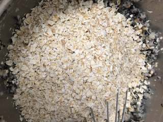 椰子油蛋白燕麦能量棒,然后加入燕麦片用刮刀翻拌均匀