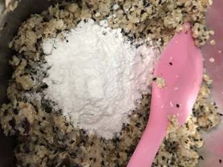椰子油蛋白燕麦能量棒,筛入低粉  再次拌匀至无干粉