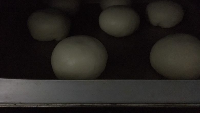 日式夹馅面包,烤箱进行二次发酵，并放入一碗开水增加湿度