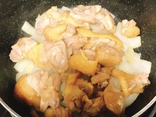 椰香板栗鸡,洋葱变透明后加入鸡腿肉。

没有洋葱的看姜蒜的变色程度啊…