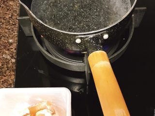 椰香板栗鸡,先煮一锅开水，水开之后迅速让鸡肉过一下热水，沥干待用，脏水倒掉。
