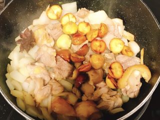 椰香板栗鸡,鸡肉很快熟的，翻炒两下就能倒入之前炒好的板栗了。