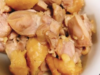 椰香板栗鸡,来给金黄透亮的鸡腿肉一个特写。