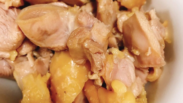 椰香板栗鸡,来给金黄透亮的鸡腿肉一个特写。
