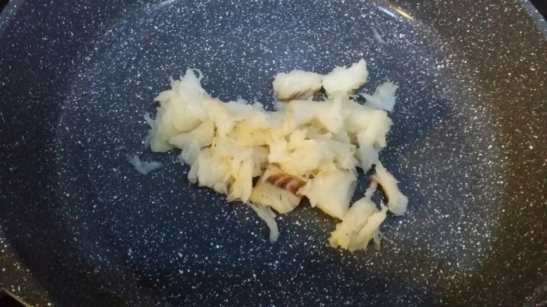 辅食：鳕鱼松,放入锅中小火炒干水份。