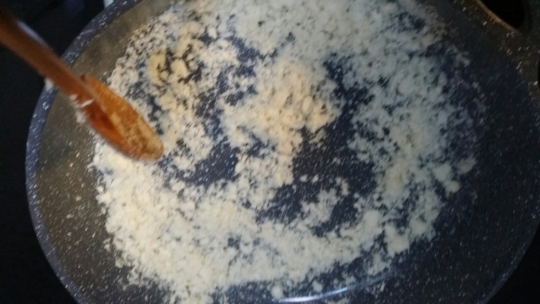 辅食：鳕鱼松,在倒入锅中炒干。