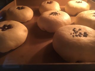 日式夹馅面包,烤箱预热190度烤约18分钟