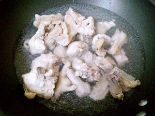 栗子香菇鸡煲,锅里烧开水，放入鸡肉焯水
