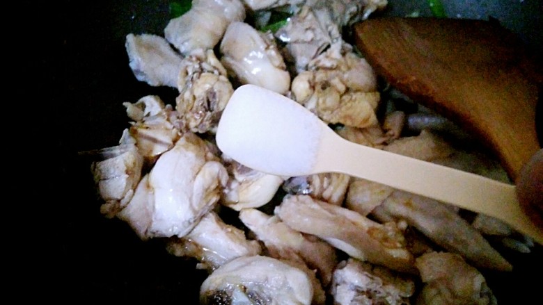 栗子香菇鸡煲,放入2克盐