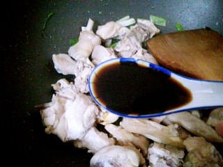 栗子香菇鸡煲,倒入鸡肉炒香，放1汤匙生抽