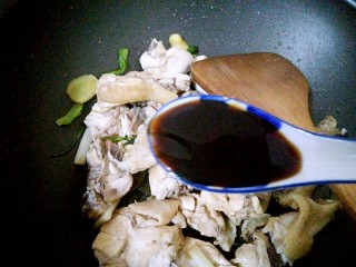 栗子香菇鸡煲,放1汤匙蚝油