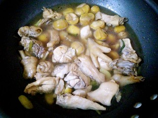 栗子香菇鸡煲,炒匀，放入与鸡肉平齐的水量，大火烧开，转中火炖煮