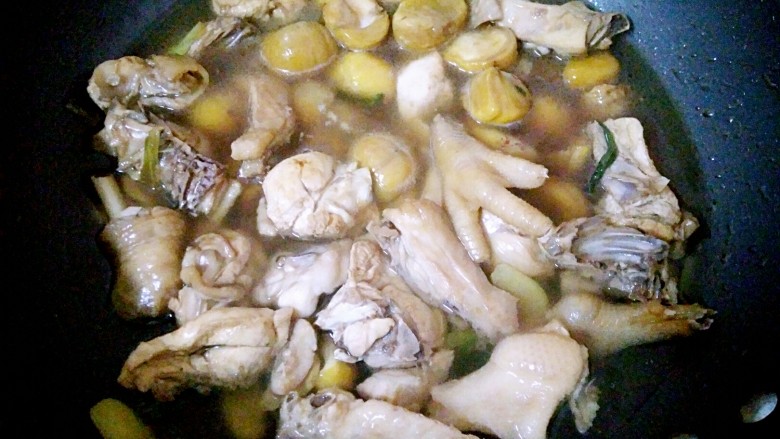 栗子香菇鸡煲,炒匀，放入与鸡肉平齐的水量，大火烧开，转中火炖煮