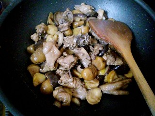 栗子香菇鸡煲,肌肉焖熟，收汁即可出锅