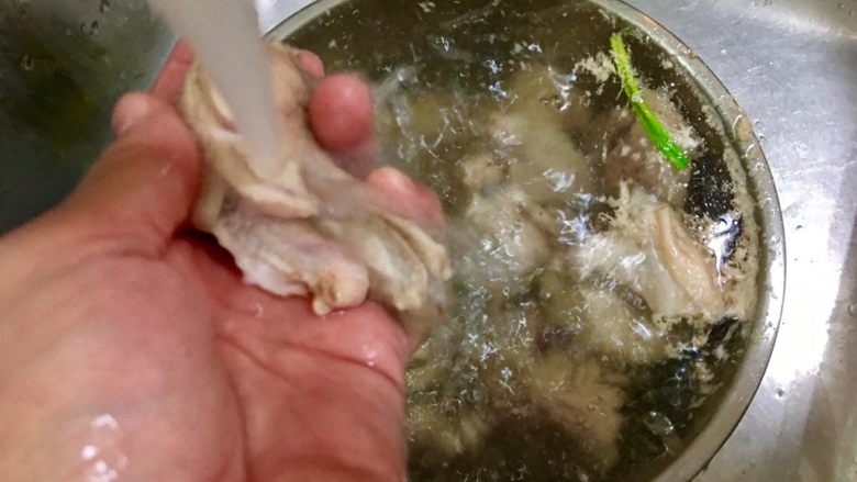 老菜脯燉雞湯,沖好冷水的雞肉逐一清洗乾淨