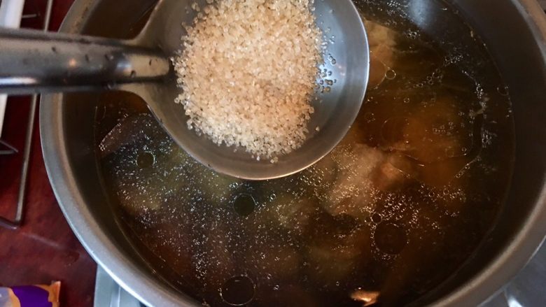 老菜脯燉雞湯,30分鐘後將整鍋雞湯取出放在瓦斯爐上，加入砂糖15公克，以中和老菜脯的鹹，並提出老菜脯的甘