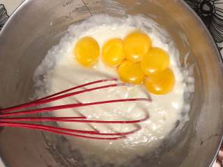 不会干的原味戚风蛋糕UKOEO 风炉制作,打入6个蛋黄