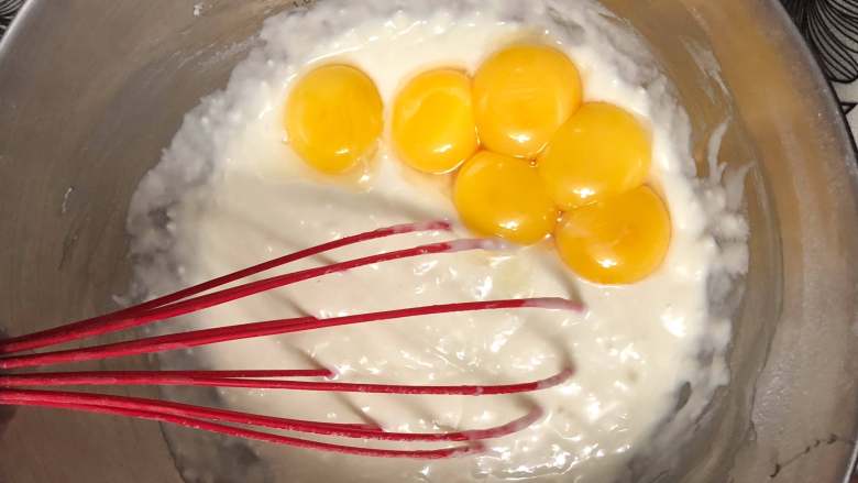 不会干的原味戚风蛋糕UKOEO 风炉制作,打入6个蛋黄