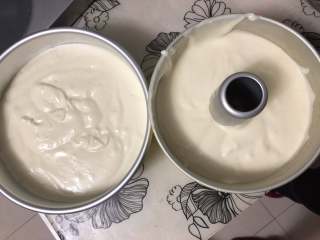 不会干的原味戚风蛋糕UKOEO 风炉制作,由于面糊量大，所以分多次把蛋白倒入蛋黄糊里。
翻拌的形式，搅拌均匀了。放到两个准备好的模具里。