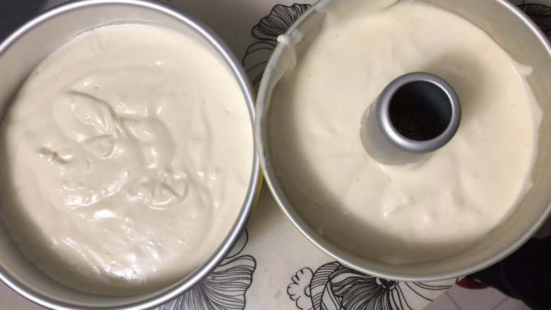 不会干的原味戚风蛋糕UKOEO 风炉制作,由于面糊量大，所以分多次把蛋白倒入蛋黄糊里。
翻拌的形式，搅拌均匀了。放到两个准备好的模具里。