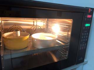 不会干的原味戚风蛋糕UKOEO 风炉制作,放入预热好的风炉里。
我用的温度是150度 60分钟
大概过个30分钟的时候，就能闻到满屋子的蛋糕香味了。