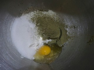 麻薯果仁抹茶包,高筋面粉，抹茶粉，细砂糖，鸡蛋放入搅拌桶。慢速搅拌均匀。